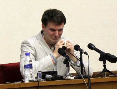 Επέστρεψε στις ΗΠΑ ο φοιτητής που ήταν φυλακισμένος στη Β.Κορέα - Βρίσκεται σε κώμα (φωτό)